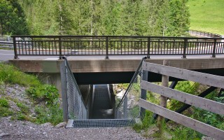  Abstieg zur Haengebruecke bei Namlos